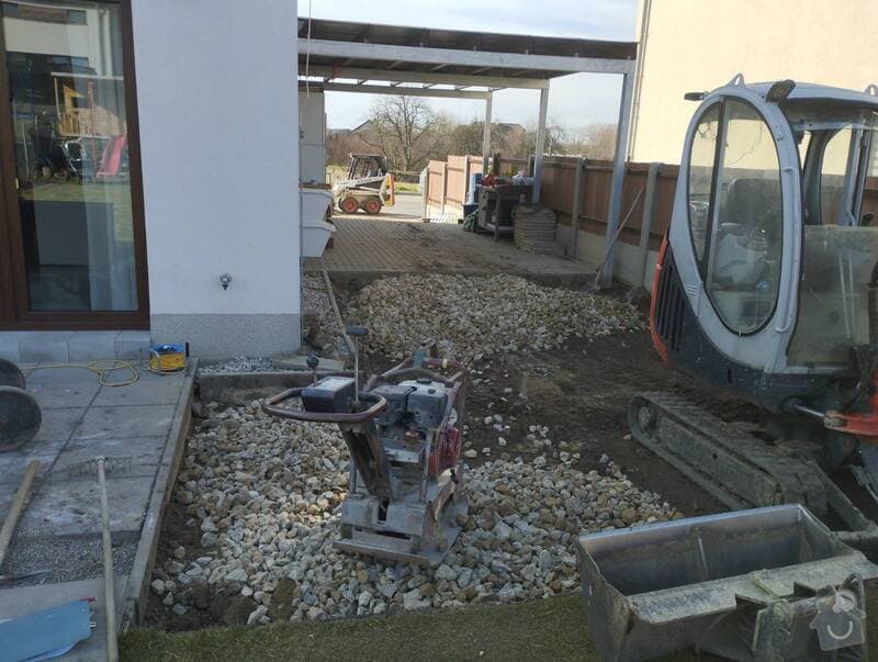 Realizace kamenné terasy z porfyru v průběhu prací