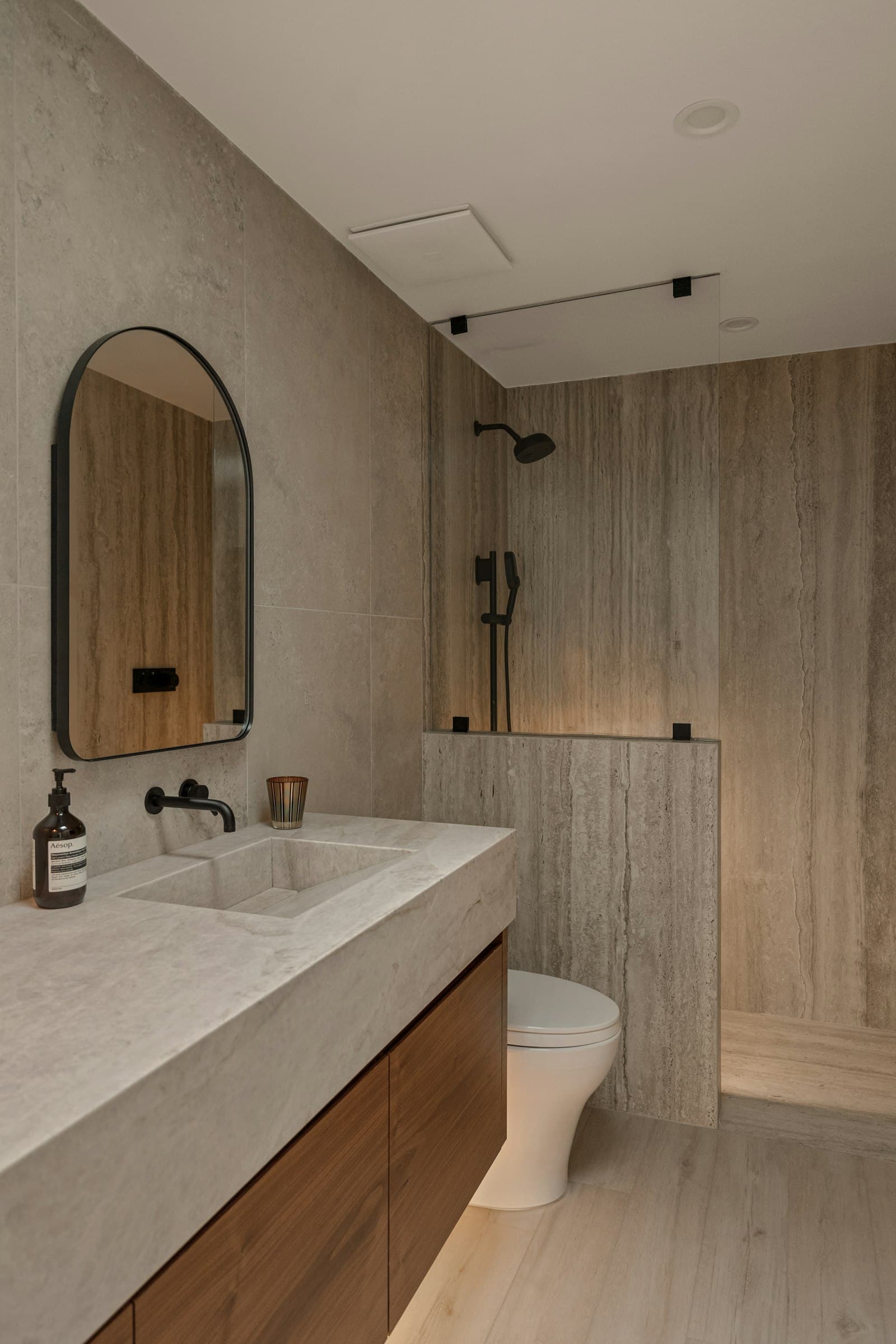 Moderní koupelna s kamenným obkladem